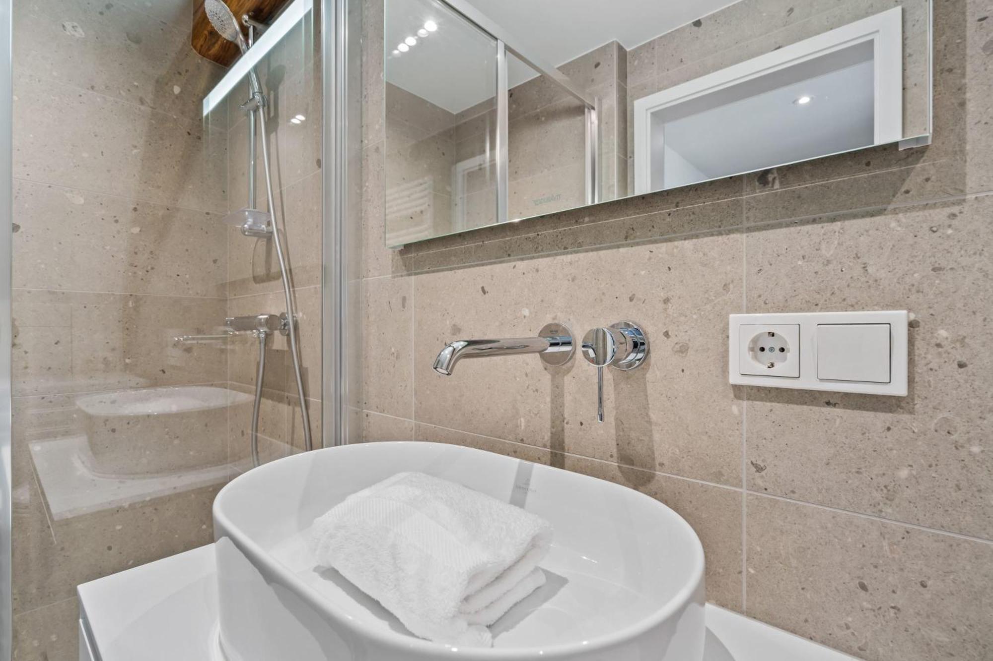 Elegant Clausen Apartment With King Bed & Wifi Люксембург Экстерьер фото